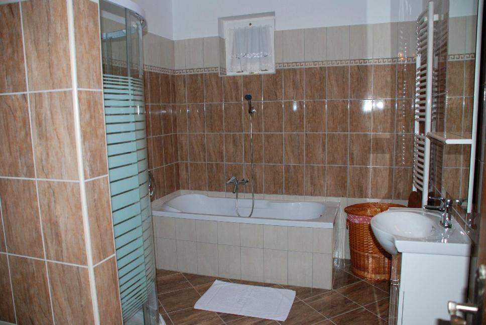Janus Apartman Sarvar Quarto foto